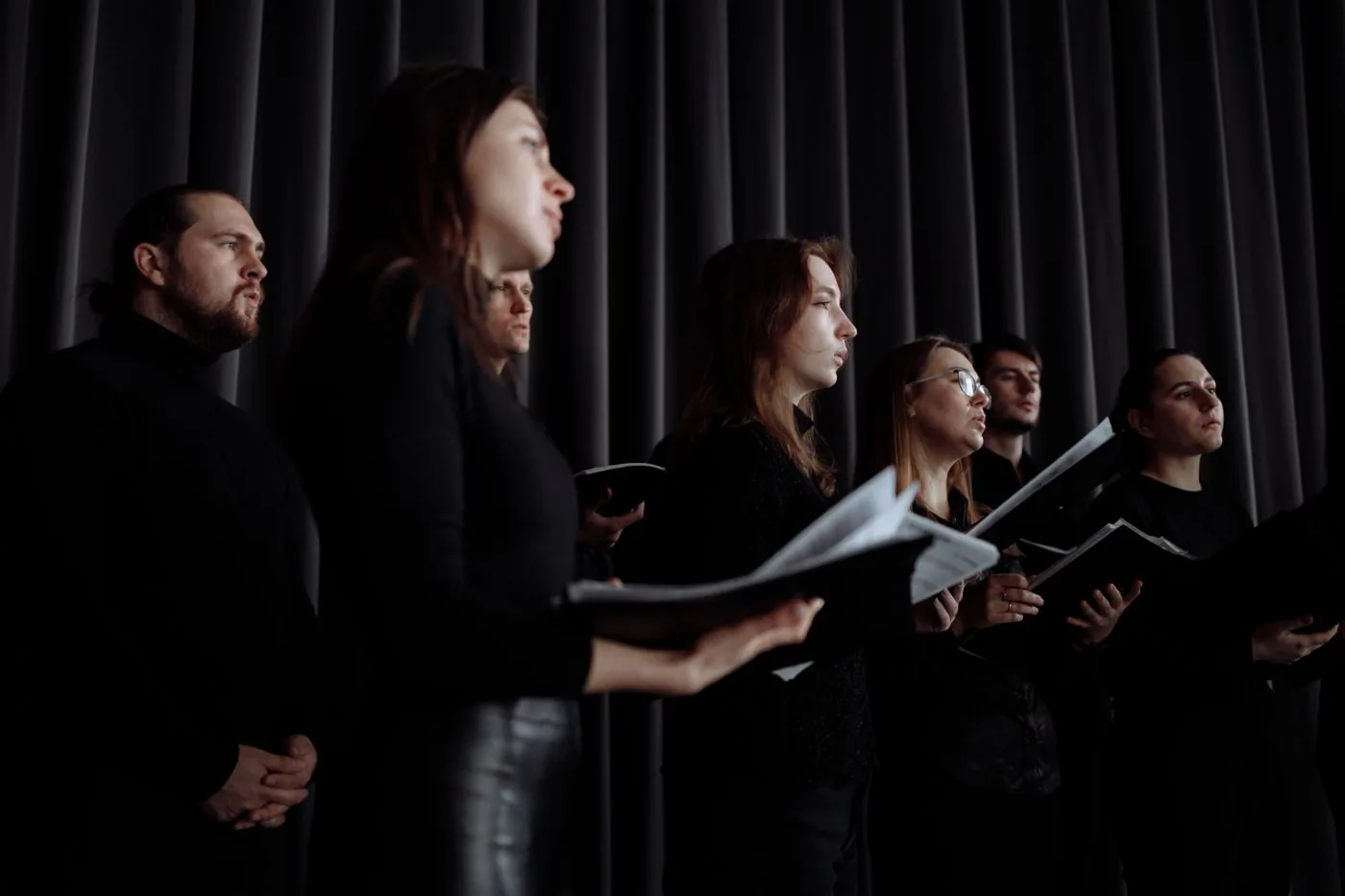 Chor beim Singen mit Notenblättern